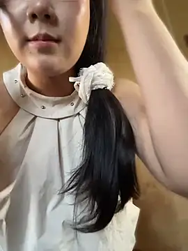 Luna-girl - 让男生帮忙用假阳具抽插我