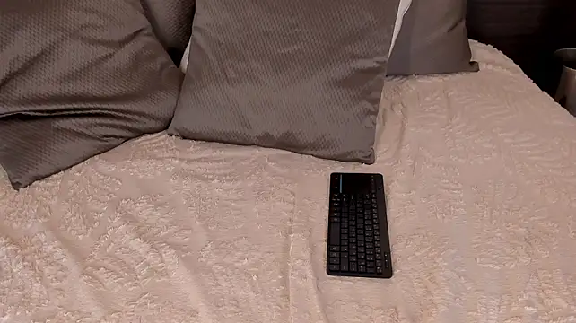 Isabellestorm - 😏 rub my wet pussy with a dildo😏
