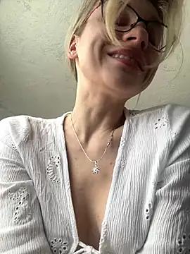 ValenciaShock - PLAY WITH MY PIERCING NIPPLES