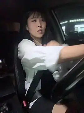 Doreennn - 表弟今天从外地打工回来，等下去接他，偷偷打一支春药，看表弟反应，感觉真好玩