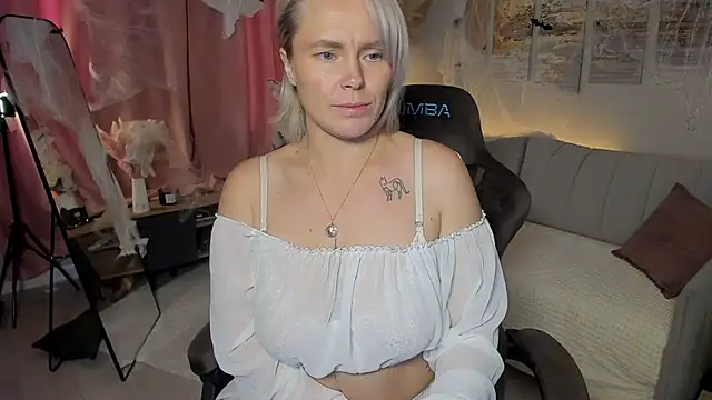 Charming_Daphny - Tease ass close up