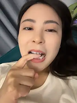 YaoYao8888 - 店门口脱掉内裤直播两分钟