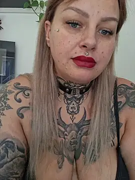 CandyCurvess - flash boobs+ oil