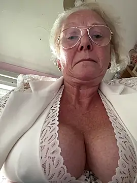 Naughtynancy65 - Oil my tits