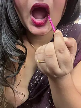 Curvy_DreamGirl - First Day, First Show!