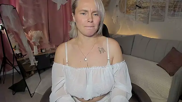 Charming_Daphny - Tease ass close up
