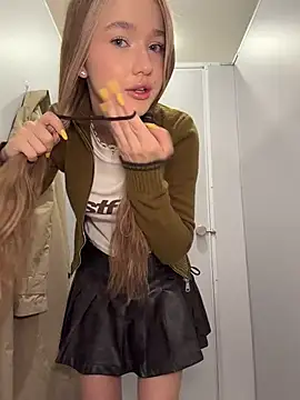 Milaa_sun - make nipples hard+open door PUBLIC WC 🚽