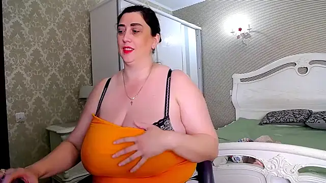 Evelyn_Shy - bare chest 200