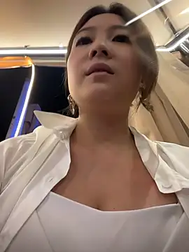 Lola666999 - 户外咖啡厅玩刺激，完成任务现场脱掉内衣露点