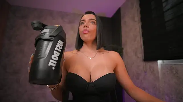 AmyWalker_ - I send you a photos of my tits 😏