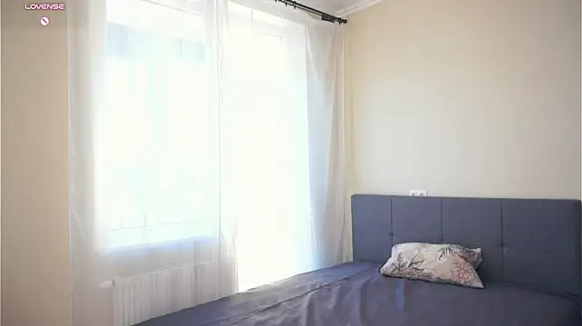 LashundaBudzik - massage my boobies and handbra