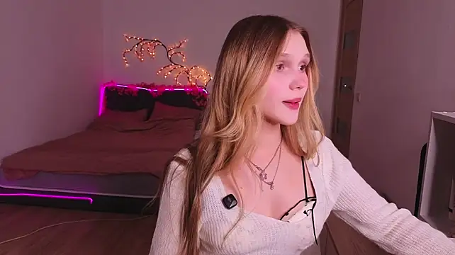 AdelineCrash - Flash boobs and ahegao