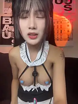 Xiaoxiao1001 - 肩带放下来