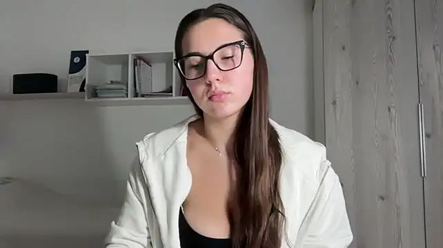 Rubymoonv - Pinch my nipples under the top🔞