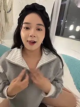 Luna-girl - 让男生帮忙用假阳具抽插我