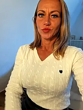 Housewifebella - 😈Show my Boobs 2 min