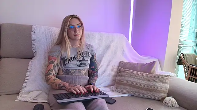 Tattoobbgirl - naked 15 mins.