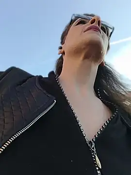 RebeccaNoble - Vibe my pussy hard 🥵 outside 7 min ctrl