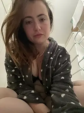 Brunette_Milf_MayaX - Make a poorly girl smile 💕😻