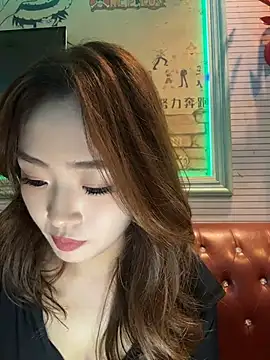 Yomi009 - Yomi酱户外楼梯间漏出双乳🐰