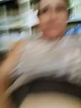 MIA-LARIOS - Flash pussy en tienda 🤫