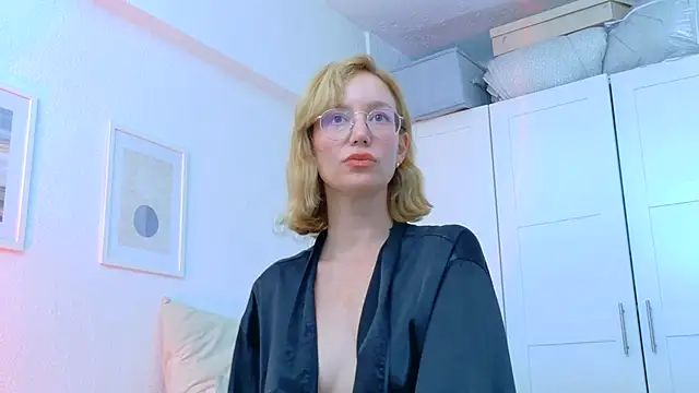 MissFrenchy - 2 doigts dans la chatte