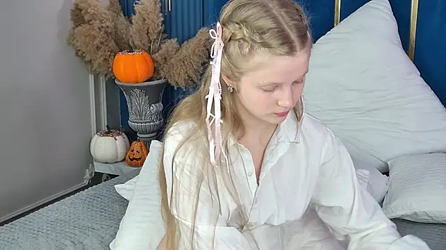 LilianHowards - handbra 5 min and squeeze tits