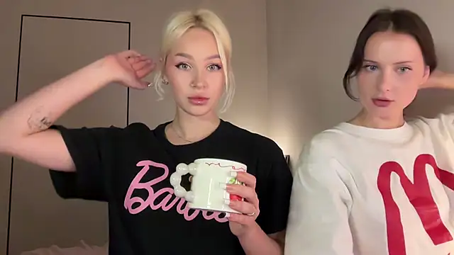 Ur_molly - suck fingers