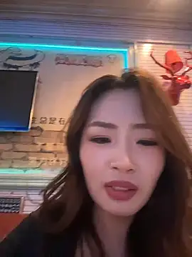 Yomi009 - Yomi酱户外楼梯间漏出双乳🐰