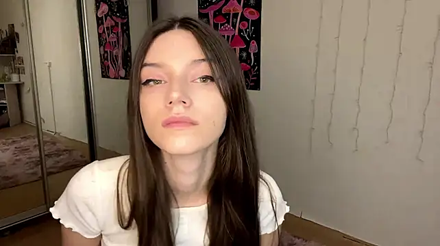 VeroniqueJaap - Show the collarbones in close‑up.