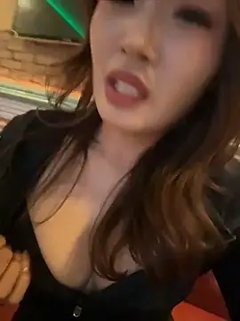 Yomi009 - Yomi酱户外楼梯间漏出双乳🐰