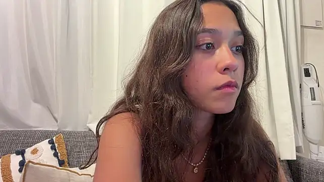 ReynaMccarron - show my cute leggs and hot to stroke