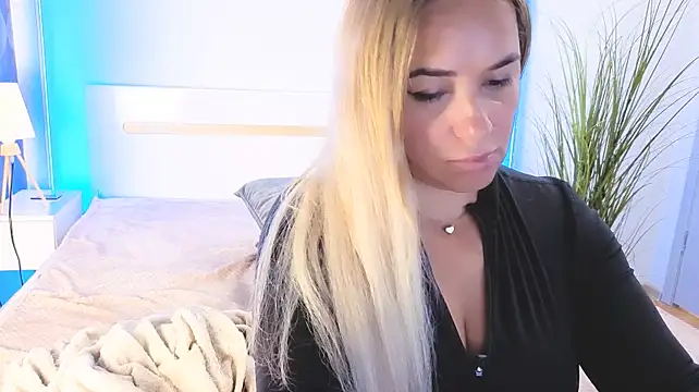 JuicyMillena - show pussy