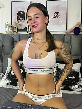 JuliaColemann - Suck a finger 😋