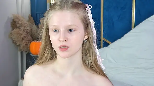 LilianHowards - handbra 5 min and squeeze tits