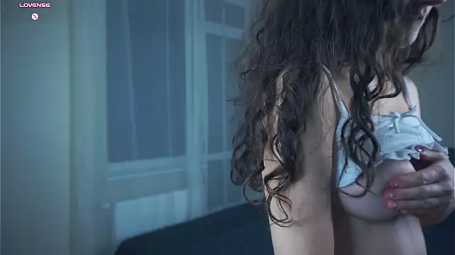 LashundaBudzik - massage my boobies and handbra
