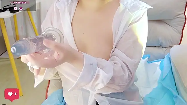QiQi-Big - 半脱丝袜展示小穴