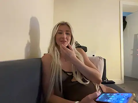 Blondeychiaraxo - Butt plug in 😈