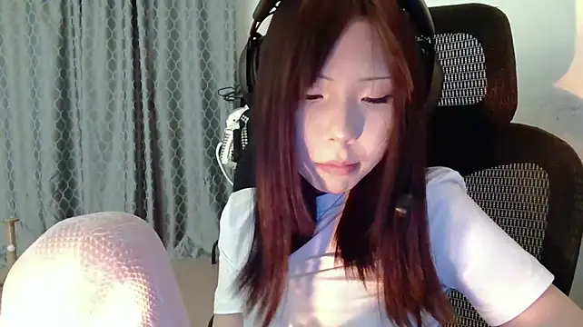 AprilOnilll - Show me my belly button and run my finge