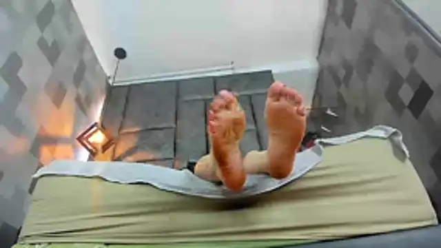Scarlett_Barnes - Water your semen on my feet💦🦶😈