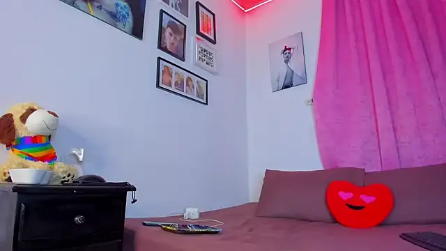 Megan_100 - rub the butt with your fingers