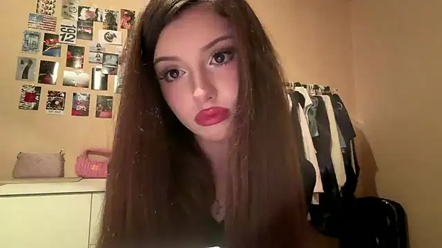 Ambercloudw - Show tongue close to cam😝
