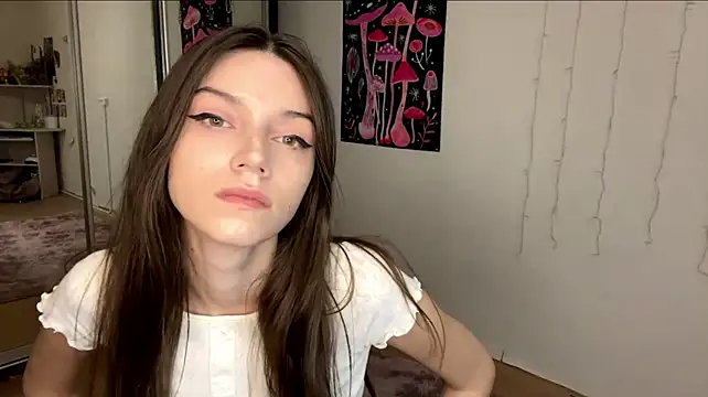 VeroniqueJaap - Show the collarbones in close‑up.