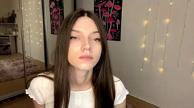 VeroniqueJaap - Show the collarbones in close‑up.