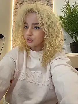 CurlyDaisy - flash boobs and massage them