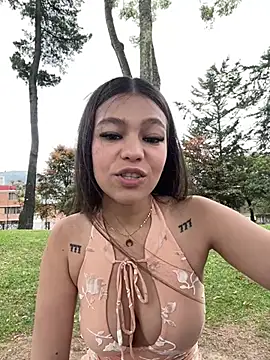 Alyshanon18 - BOOBS OUT IN THE PARK😱🥵
