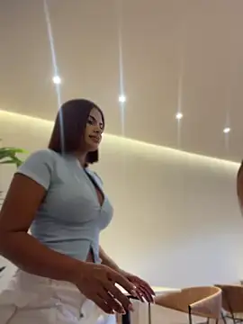Irina_Velvett - Pussy play in públic 😏😈