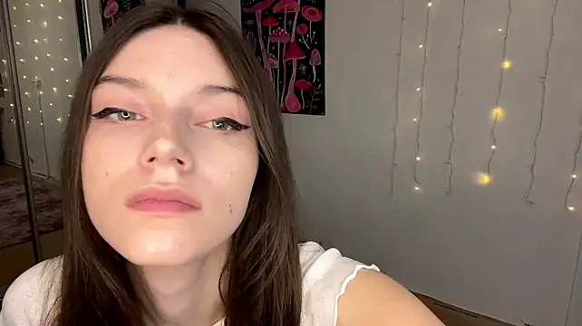 VeroniqueJaap - Show the collarbones in close‑up.