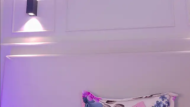 NaomiKlarc - 5 spanks from my hot female friend🍑🔥