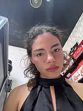 Ariferrero - shows their ass in the store